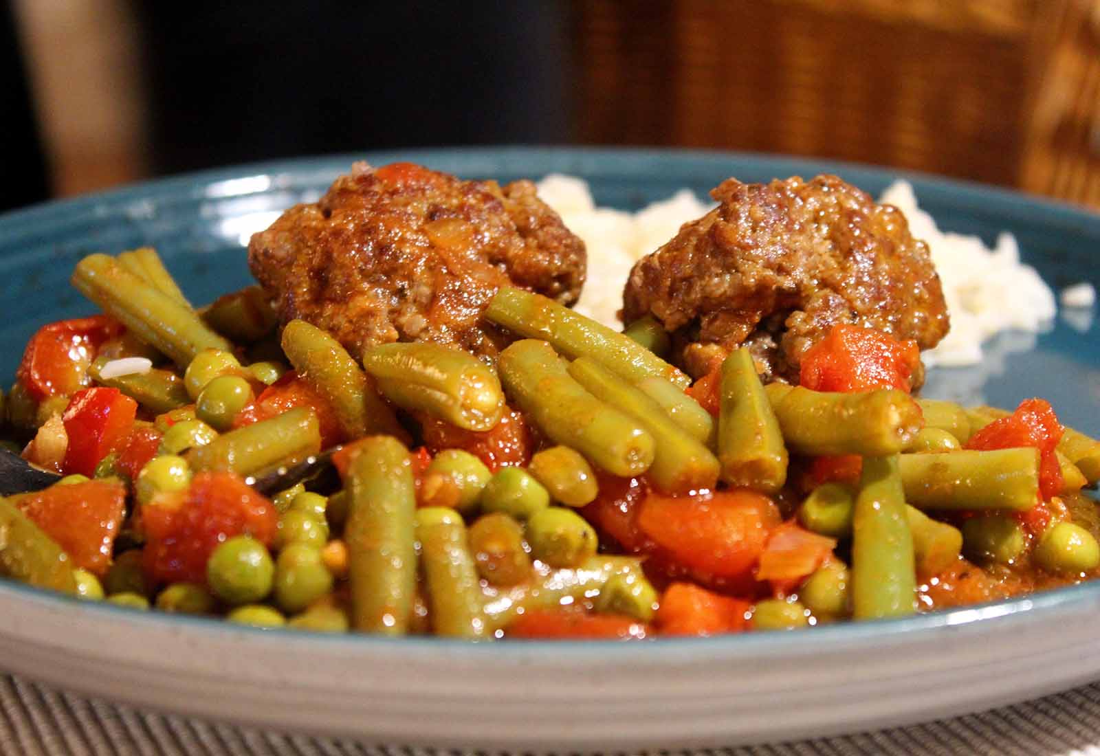 platos con albóndigas