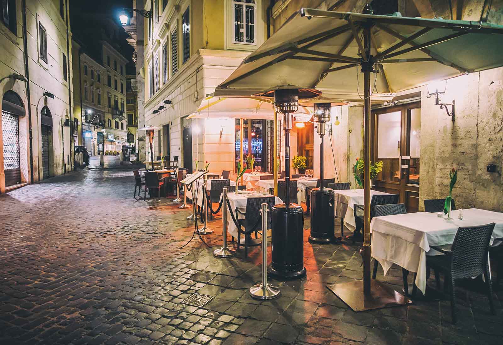 hasta que hora pueden estar abiertos los restaurantes