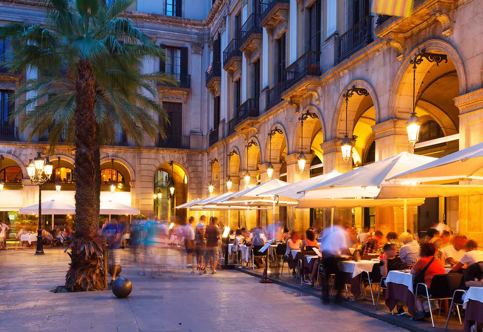 hasta que hora pueden estar abiertos los restaurantes