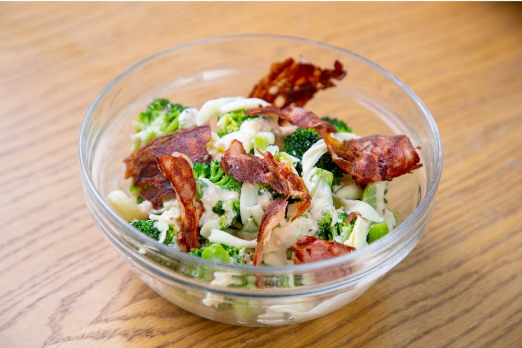 ensalada de bacon y brocoli