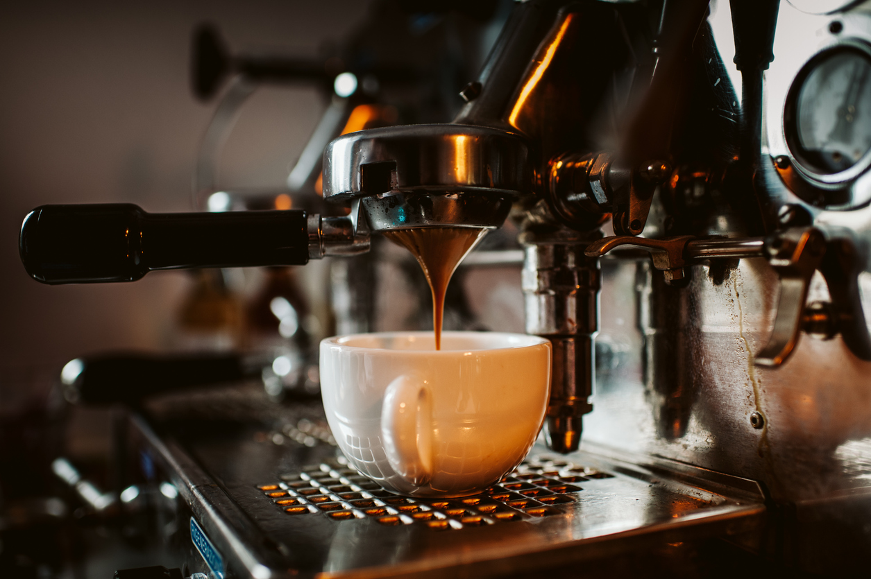 cómo limpiar una cafetera de bar