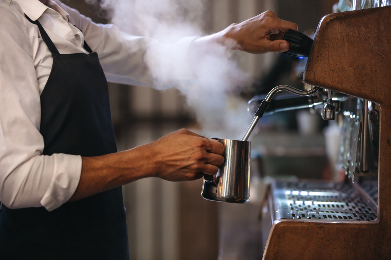 cómo limpiar una cafetera de bar