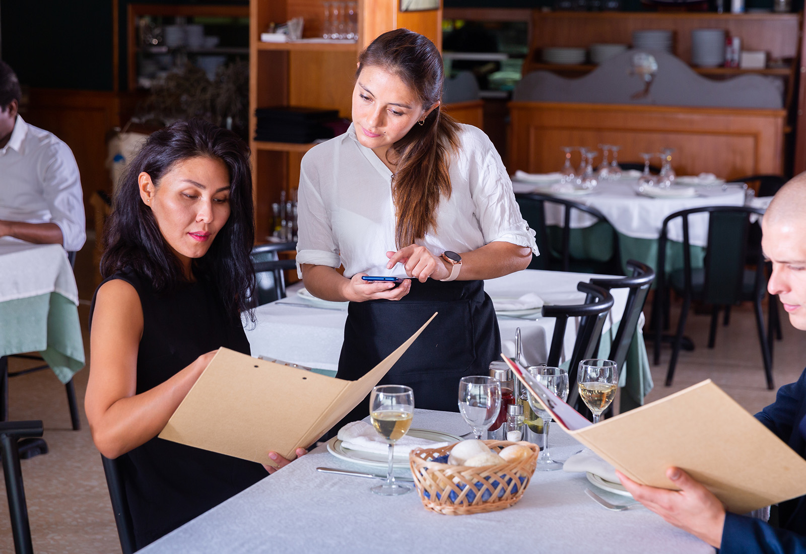 es obligatorio tener carta en un restaurante