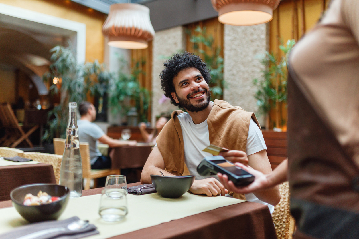 ¿qué dice la ley sobre las propinas en restaurantes